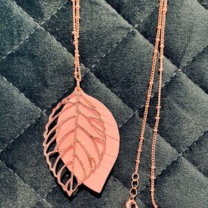 NWT Francesca’s Elegant Rose Gold Leaf Pendant Necklace!